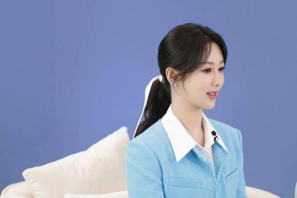 杨紫突破自我尝试新风格，把头发扎成“窜天猴”，八字眉瞬间黑化