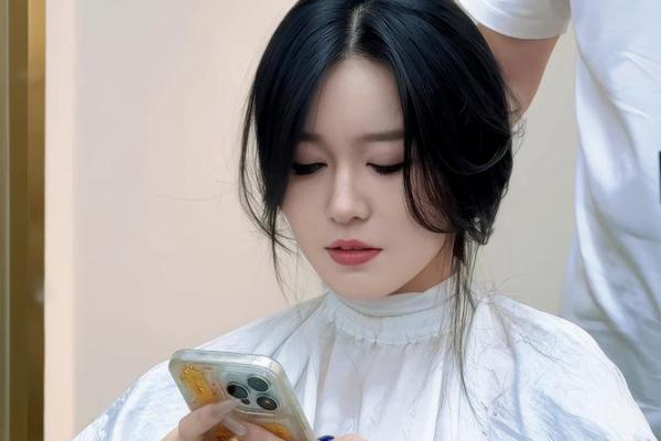 八字刘海怎么烫