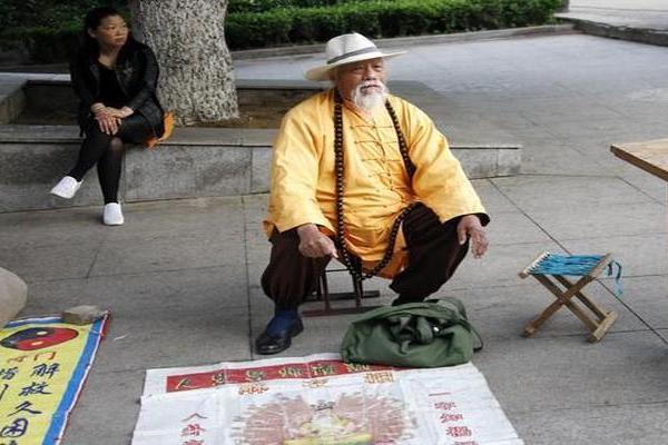 民间故事：男子去算卦，却被算命先生拒绝，他说你已经死了
