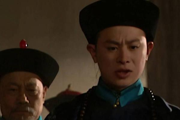 康熙帝拿出弘历的八字，相士看后：若女必为娼，若男必为皇
