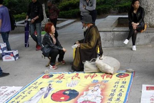 一小伙去算命，算命先生算出天机未泄露，小伙出门后暴毙身亡