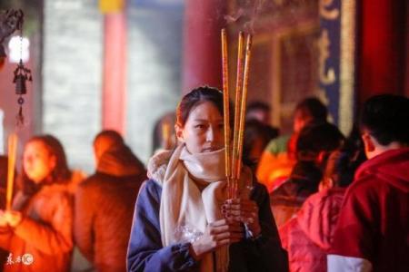 女子去算命，询问婚姻，算命先生：你的丈夫还没有出生