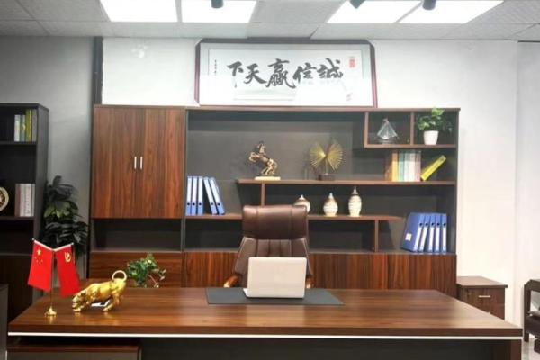 办公室座位风水布局_机关办公室办公桌摆放