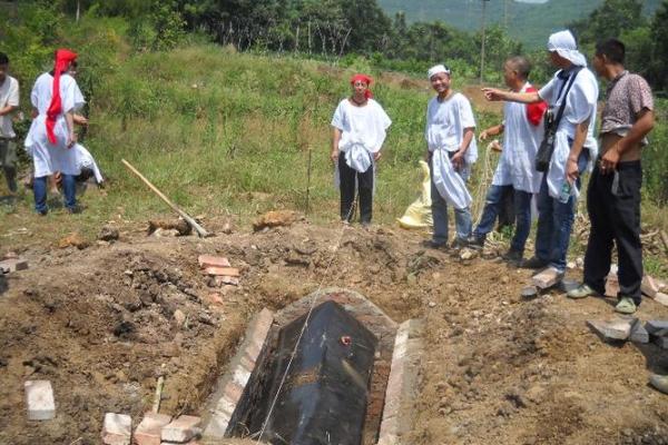 风水宝地下葬异象