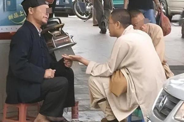 四川算命先生被当街捅死，凶手被捕后大怒：他算得太准，害我10年