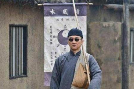 四川算命先生被当街捅死，凶手被捕后大怒：他算得太准，害我10年