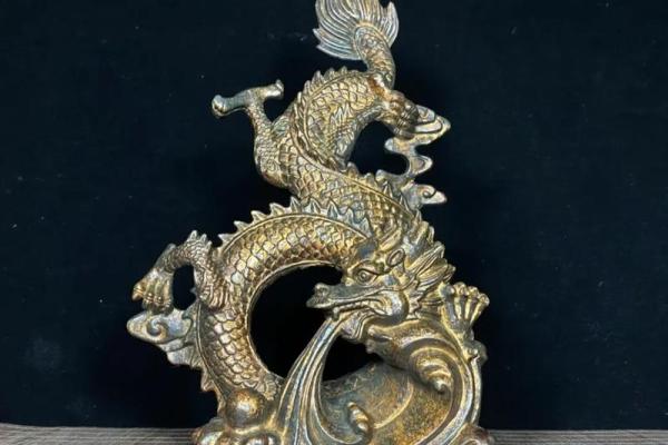 招财风水解析：纳财金龙摆件